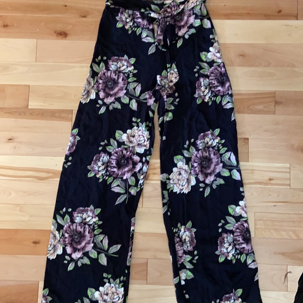 Floral wide-leg pants with tie front 🌸